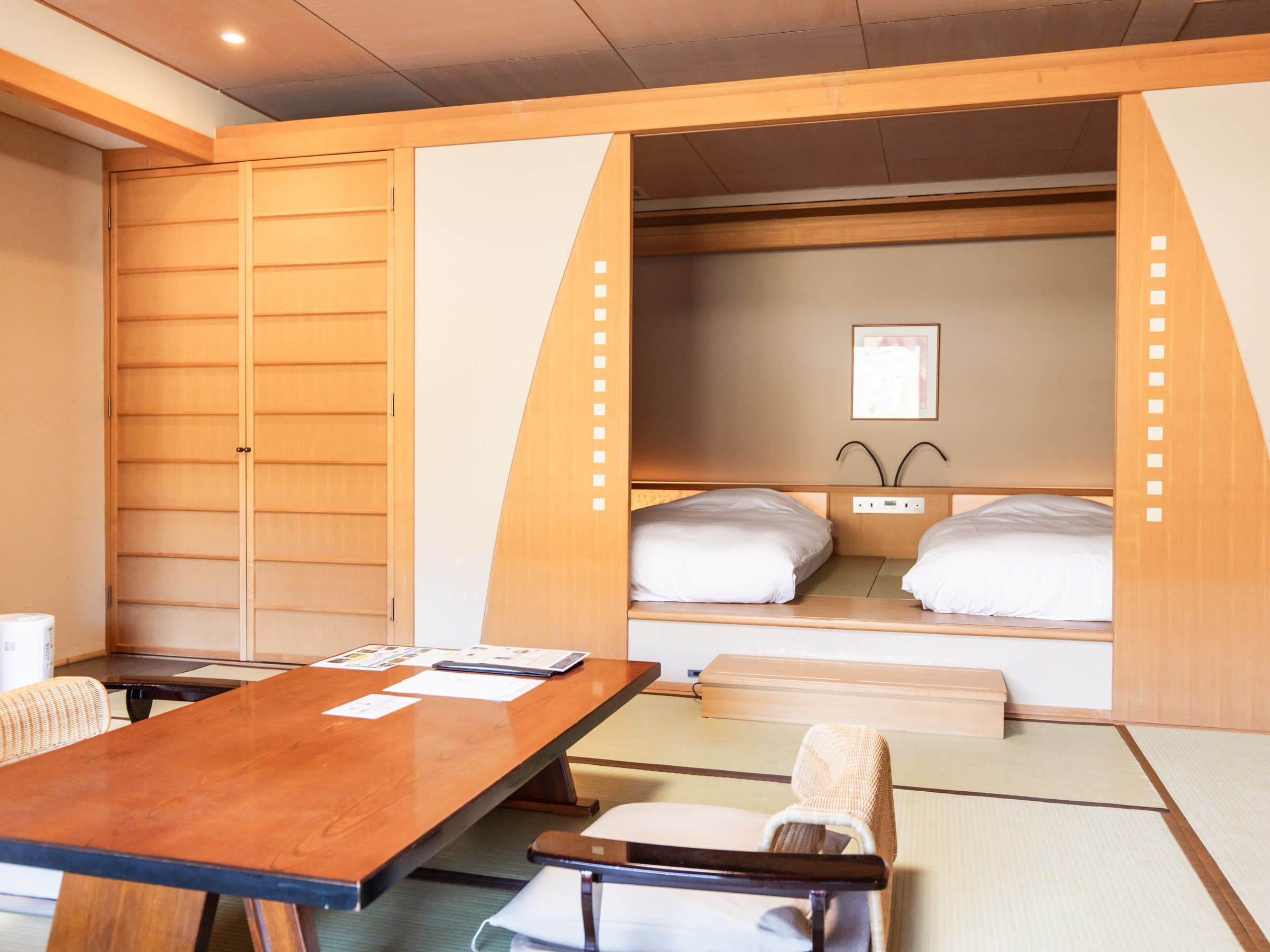 Japanese-Western guest room with twin beds set in a recessed alcove and a low tatami living area at Sagasawakan