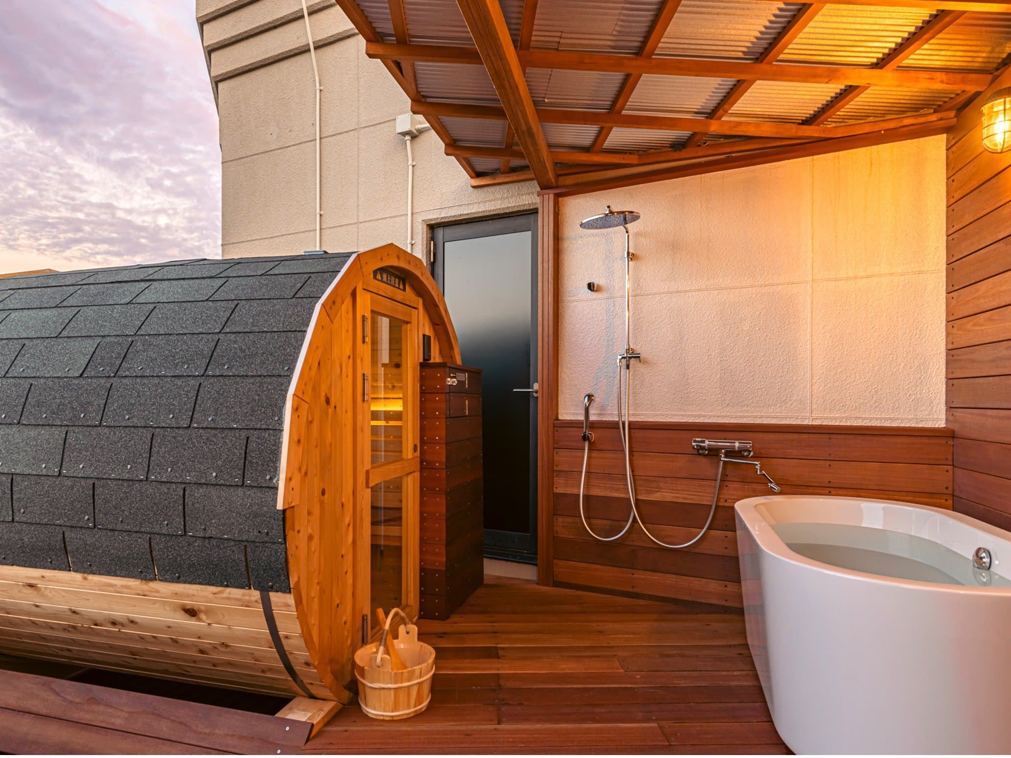 Private rooftop terrace with a wooden barrel sauna, outdoor bathtub and shower in Izu