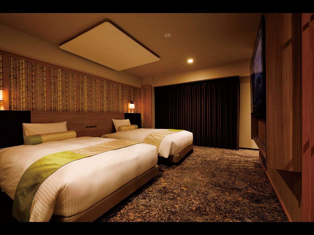 Twin guest room with bamboo-pattern wall panels and two beds with green runners at Daiwa Roynet Hotel Nara
