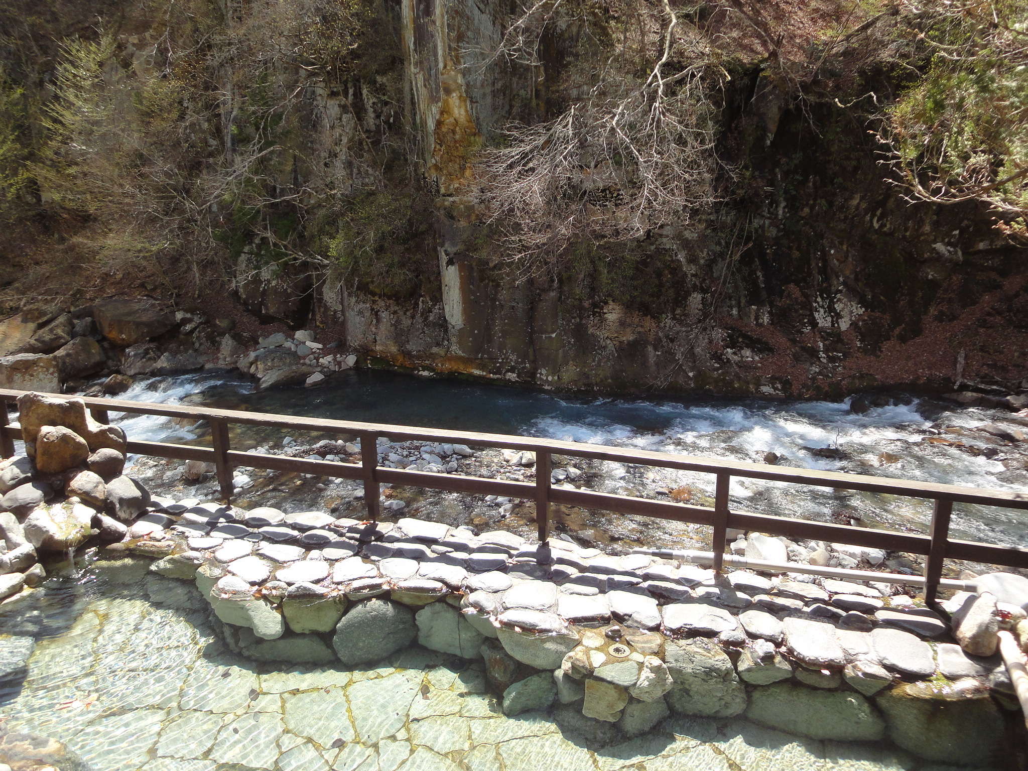 湯元四萬舘 四万川沿いの露天風呂 © cdn.jalan.jp
