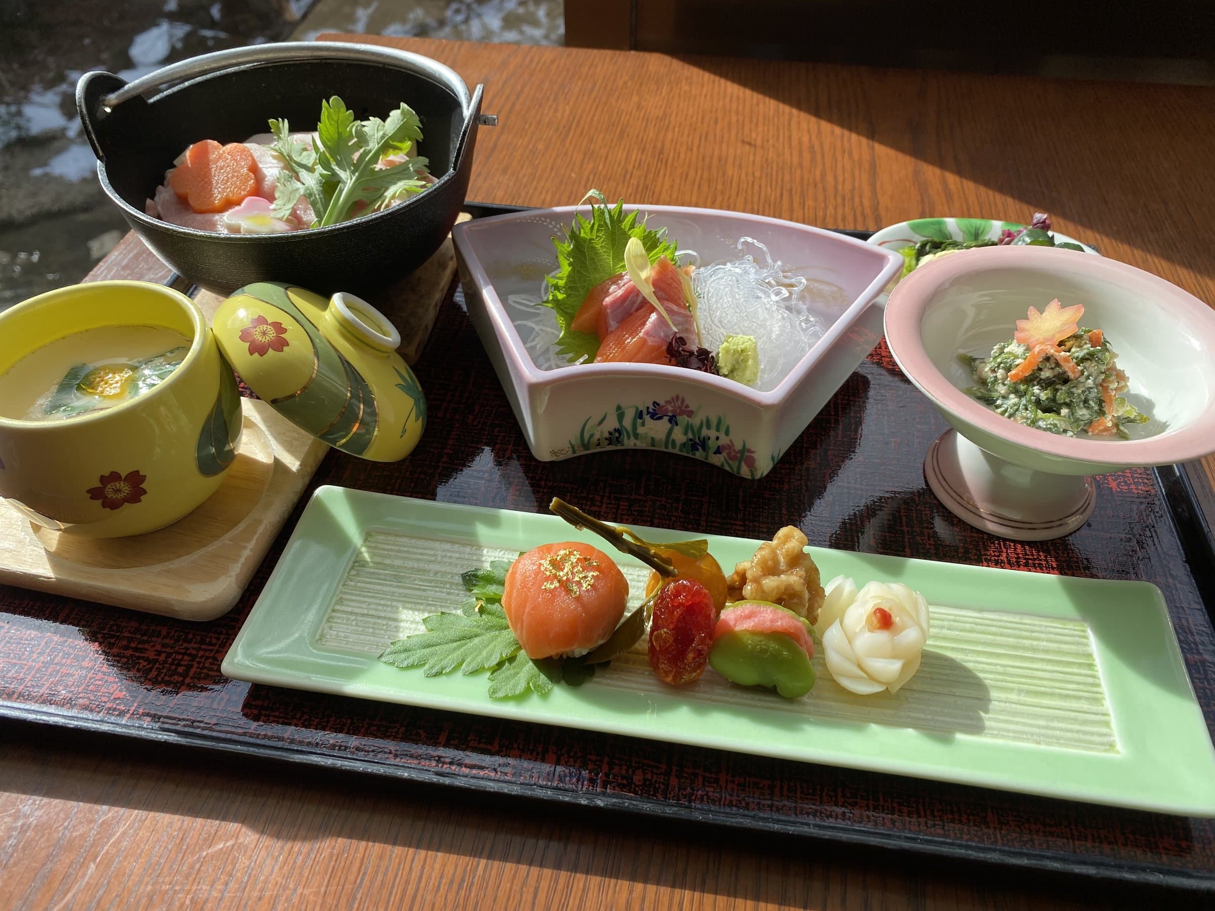 湯元四萬舘 会席料理の夕食膳 © cdn.jalan.jp