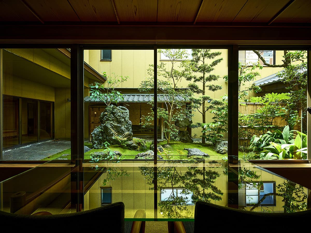 大和屋別荘 ロビー 日本庭園を眺める
