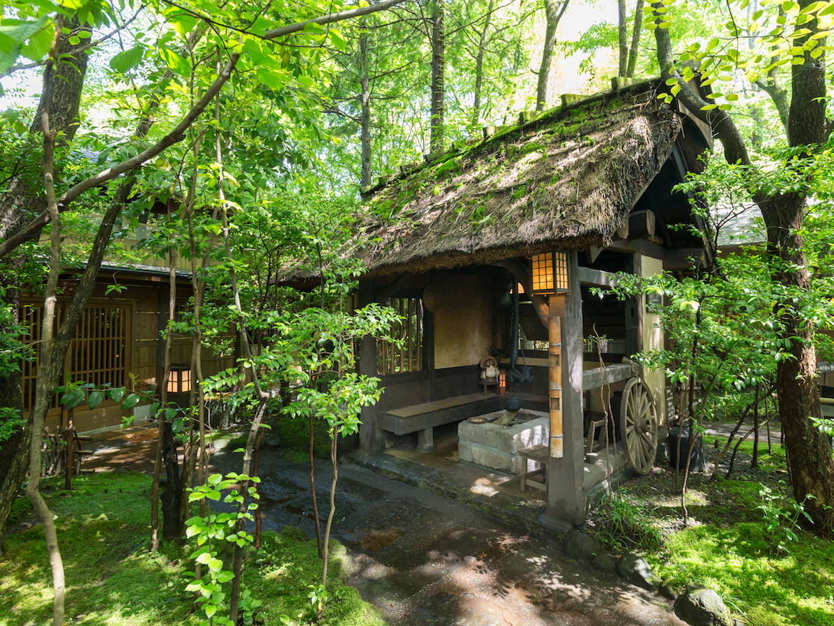 お宿 のし湯 茅葺き屋根と囲炉裏