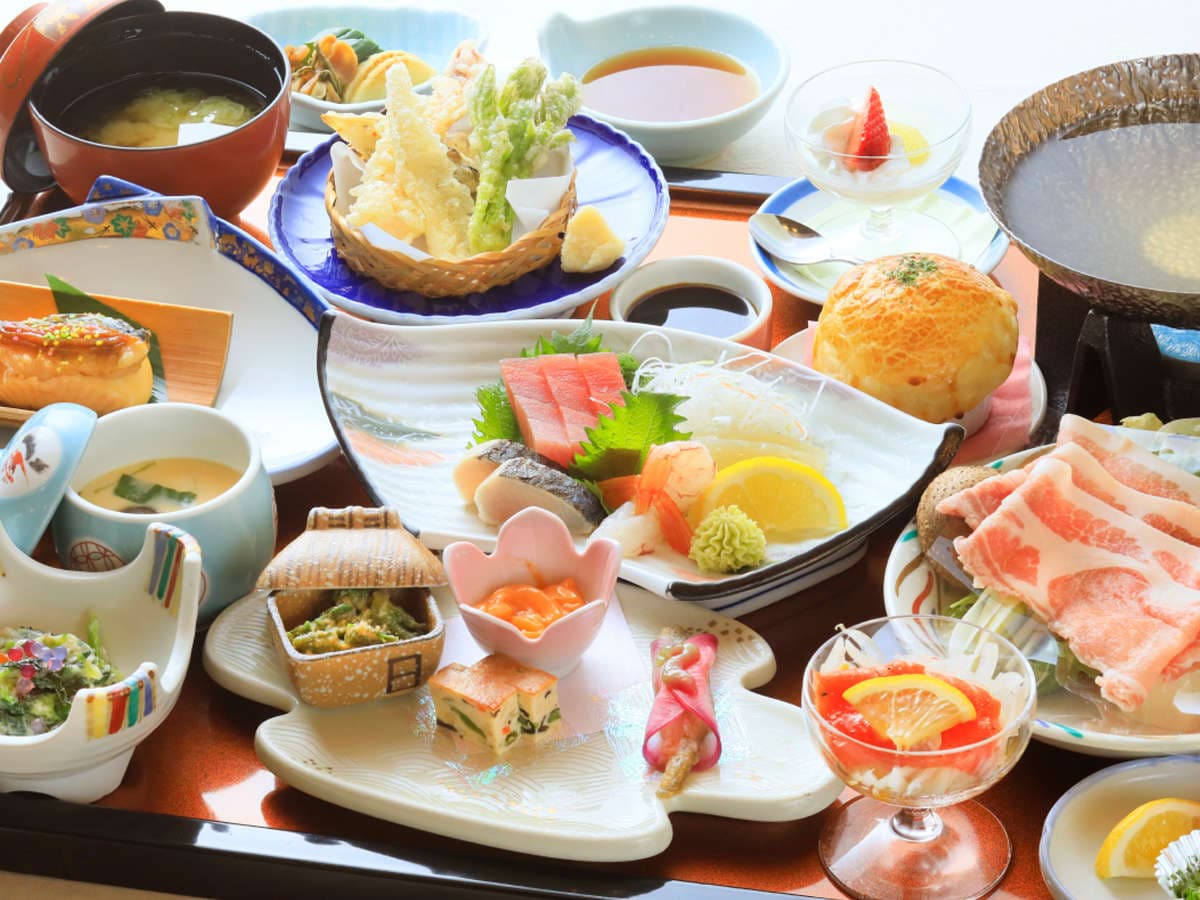 四万グランドホテル 会席の夕食膳 © cdn.jalan.jp