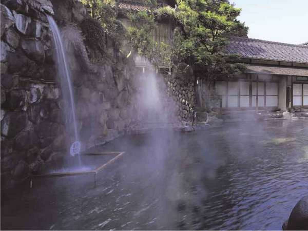 湯之助の宿 長楽園 滝のある混浴露天風呂 美肌の湯