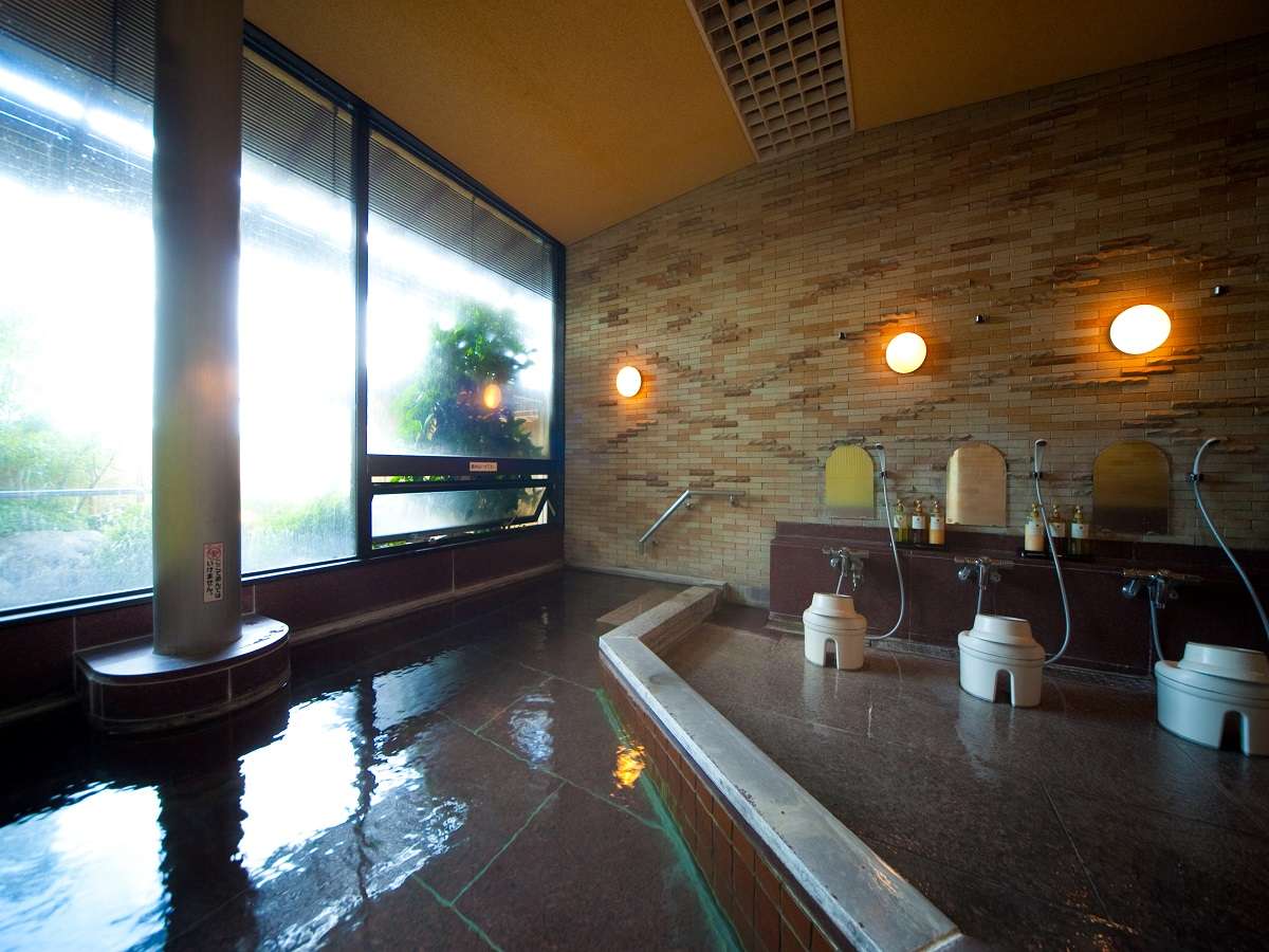 Indoor public bath uchiyu fed by free-flowing source hot spring known for softening the skin, Ryokan Chobonoyado Shiori, Beppu Onsen
