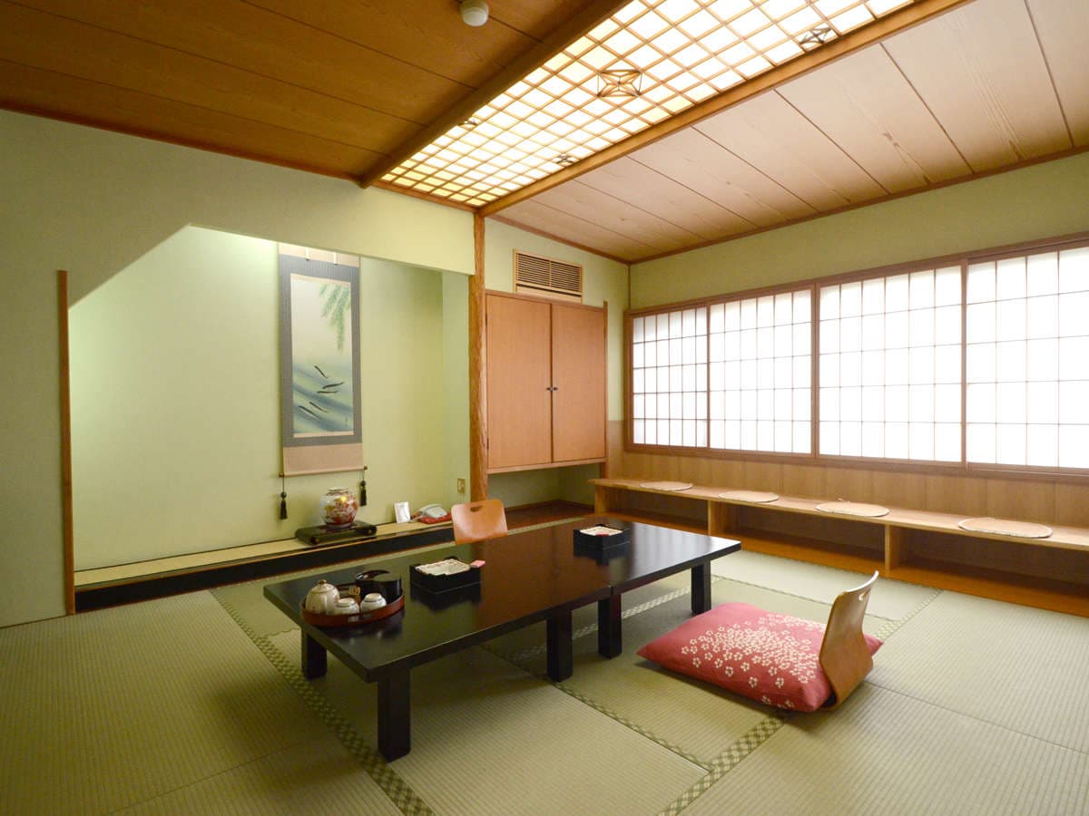 花ごよみ 広々とした和室