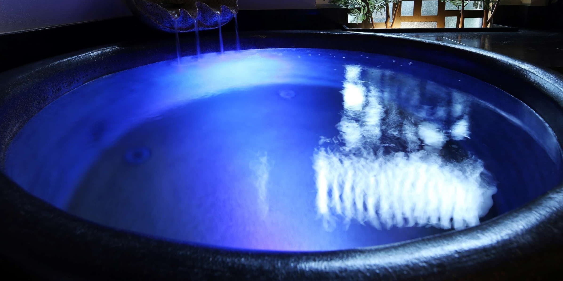 Suiren bath at Ichidaya with blue-tiled circular soaking tub