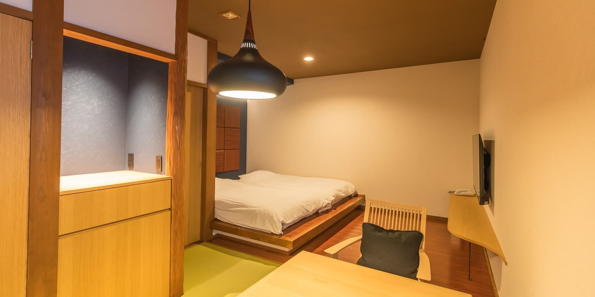 Japanese-Western guest room Karin at Ichidaya with tatami and a bed nook