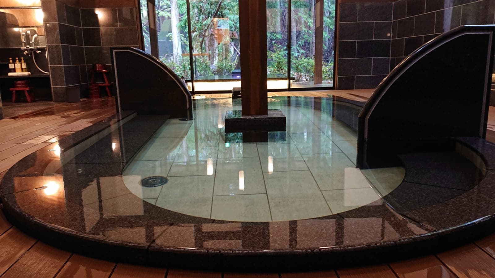Private open-air bath with resort atmosphere surrounded by greenery