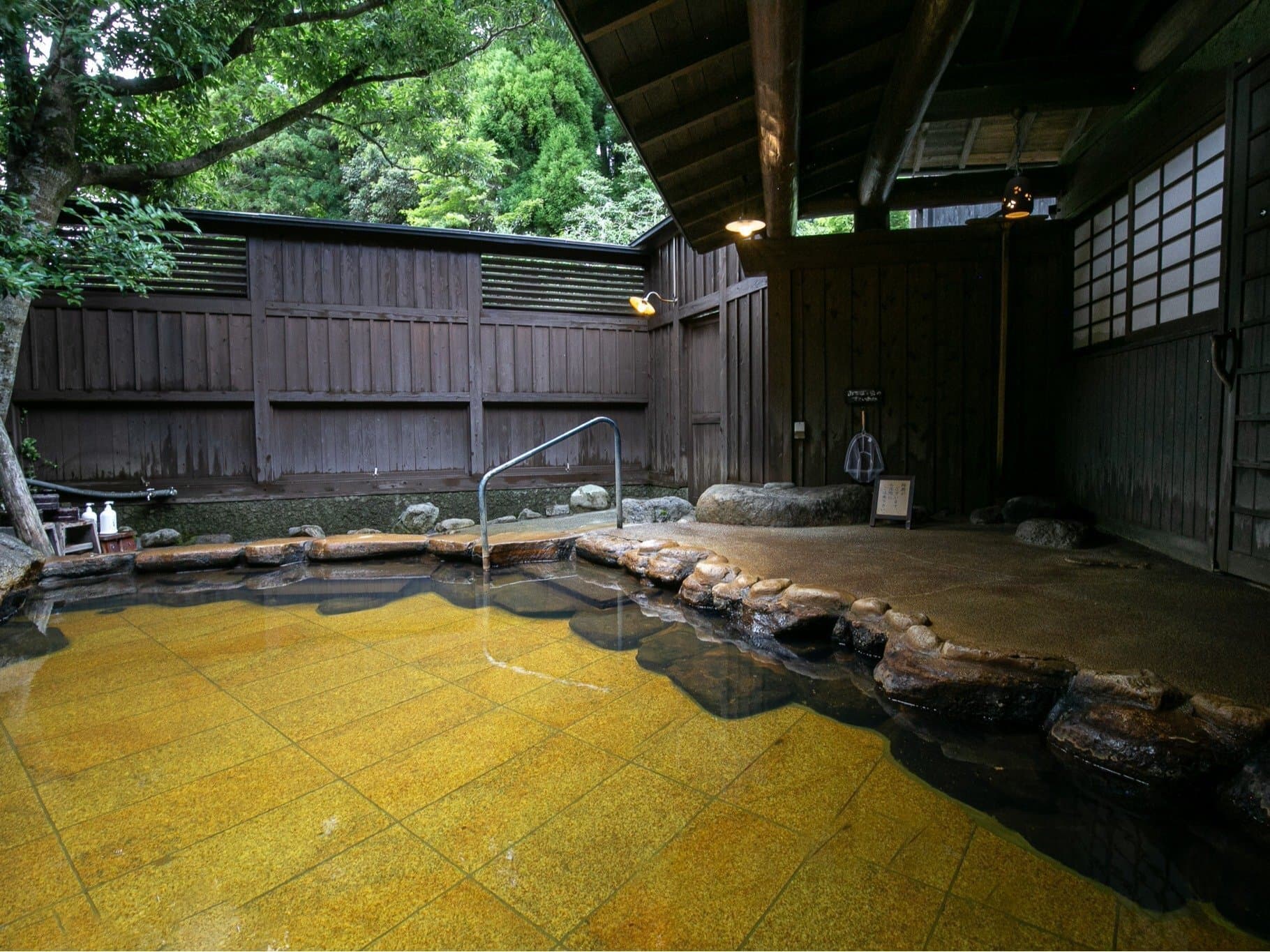 Okyakuya Daikan-no-yu open-air rotenburo hot spring with 300 years of history