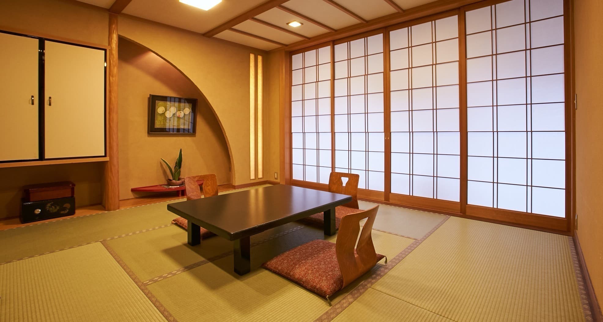 Tatami guest room at Matsuya with shoji screens, low table and a curved tokonoma alcove