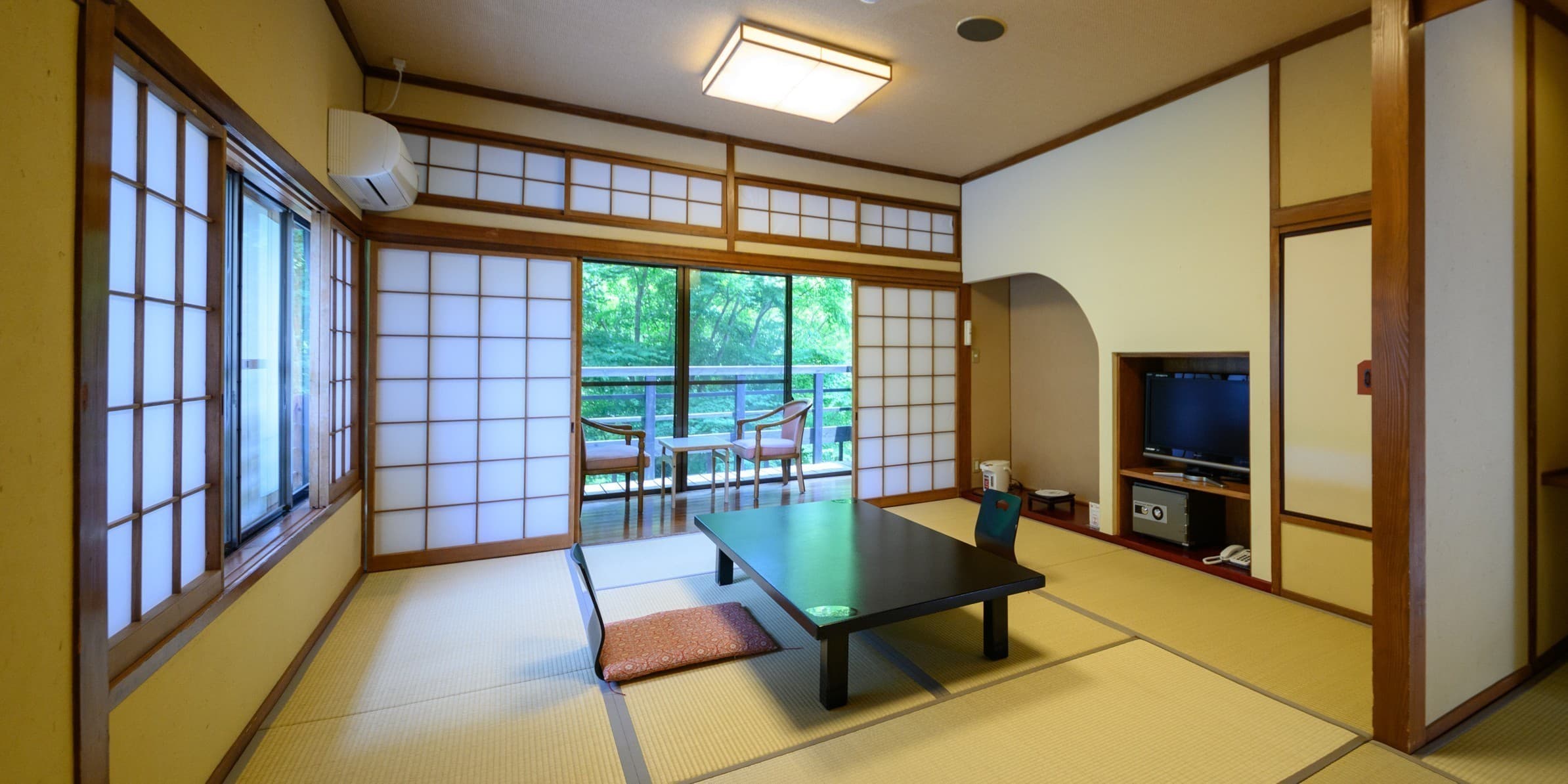 Yumerindo Rindou special tatami room with low table, shoji screens and forest view