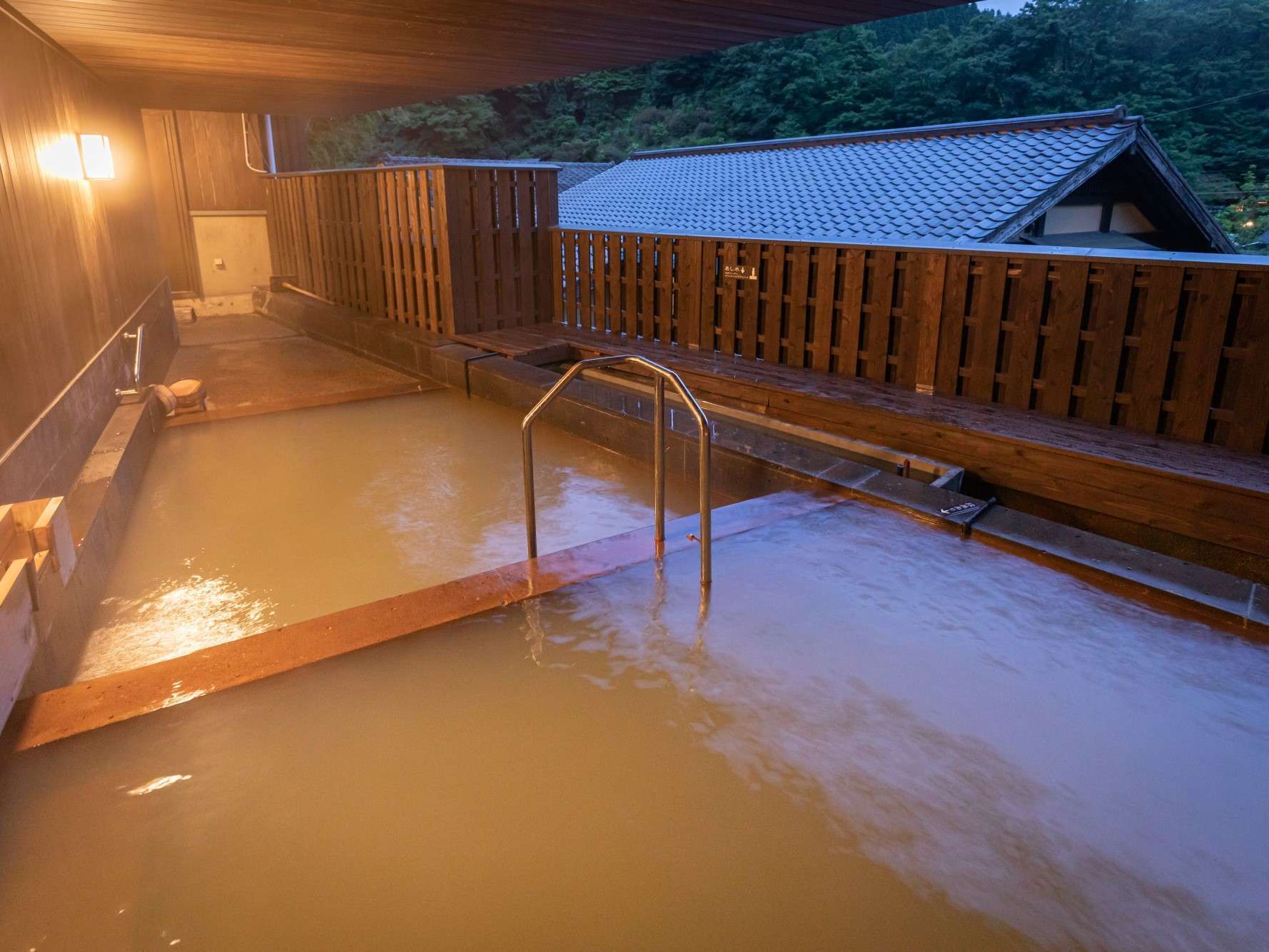 Open-air bath 'Tsuki-no-yu' surrounded by stone at Ryokan Nanjoen