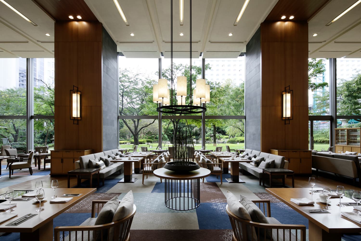 Komyo Lounge with high ceilings, chandelier and floor-to-ceiling windows facing the garden at Takanawa Hanakohro Tokyo