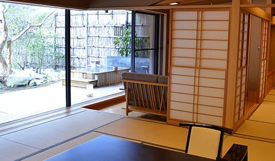 諧暢楼 和室客室と専用露天風呂 © kaichoro.net