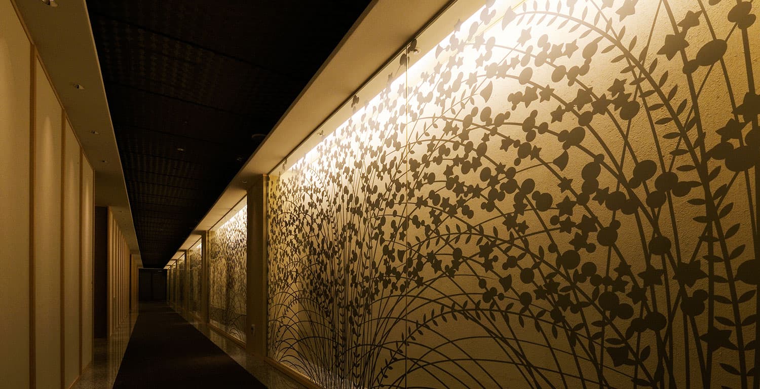 諧暢楼 館内廊下と行灯・草花の意匠壁 © kaichoro.net