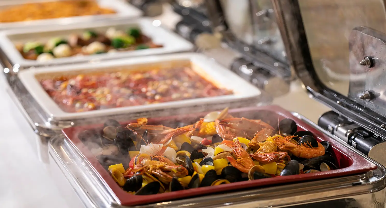 Hot buffet dishes at Kamenoi Hotel Atami including grilled shrimp, mussels and assorted seafood