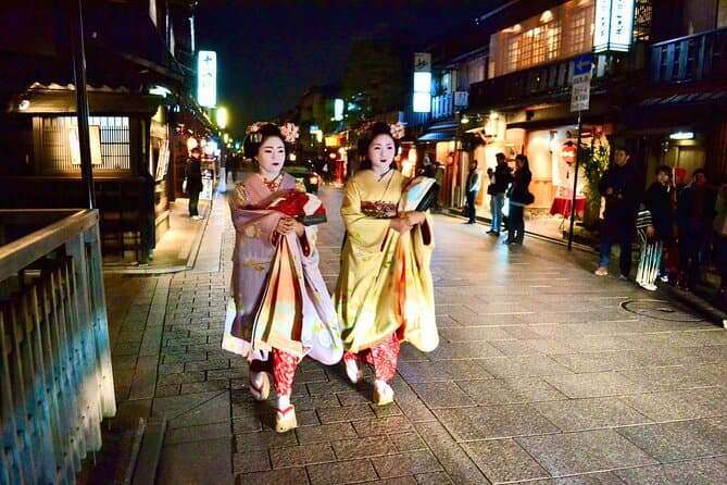 Gion Walking Tour by Night 1