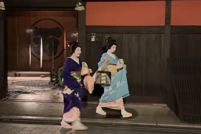 Kyoto: Gion Magical Night Walking Tour 3