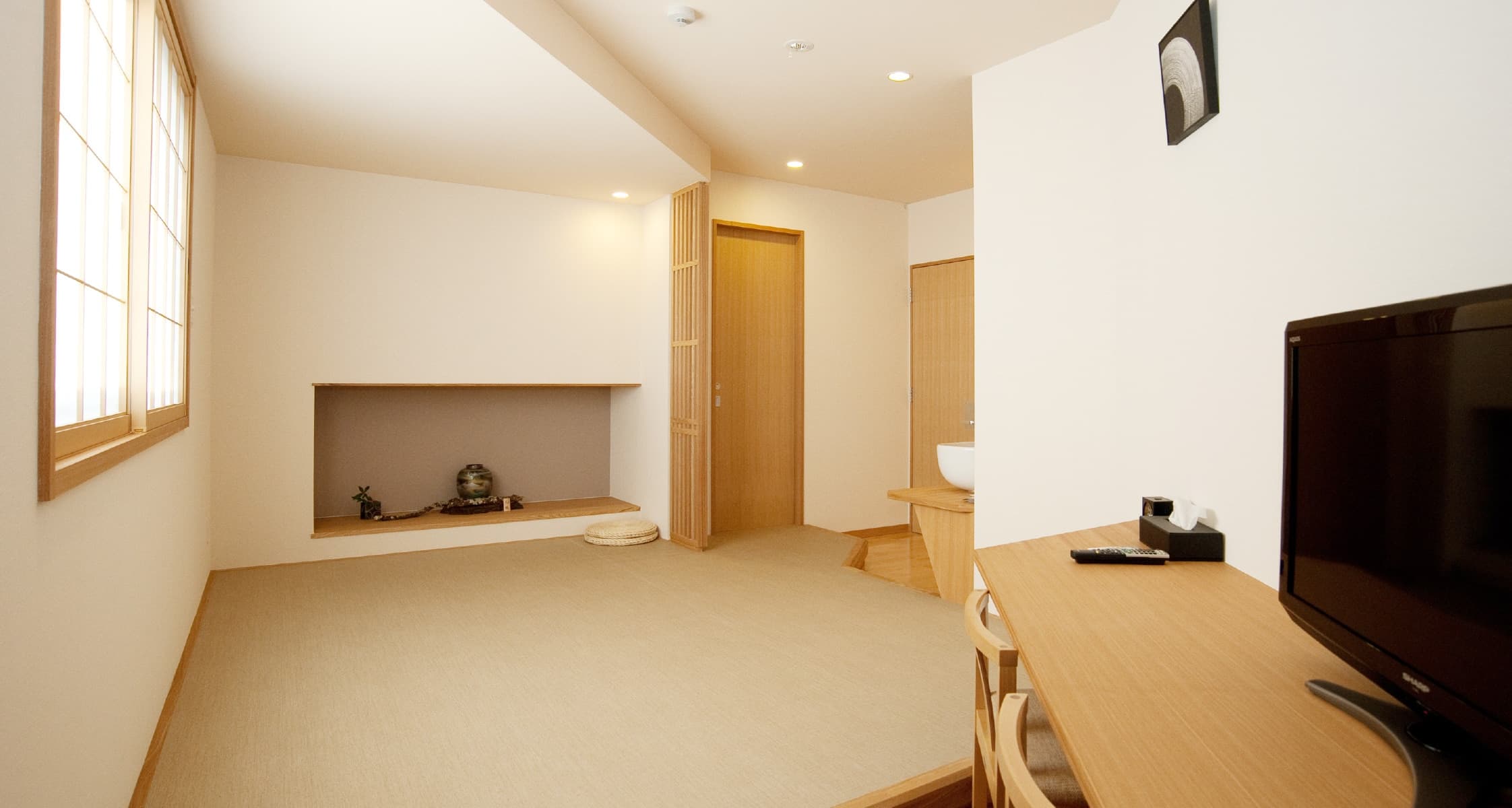 Japanese-style guest room at Mizuhaso with tokonoma alcove display and tatami floor