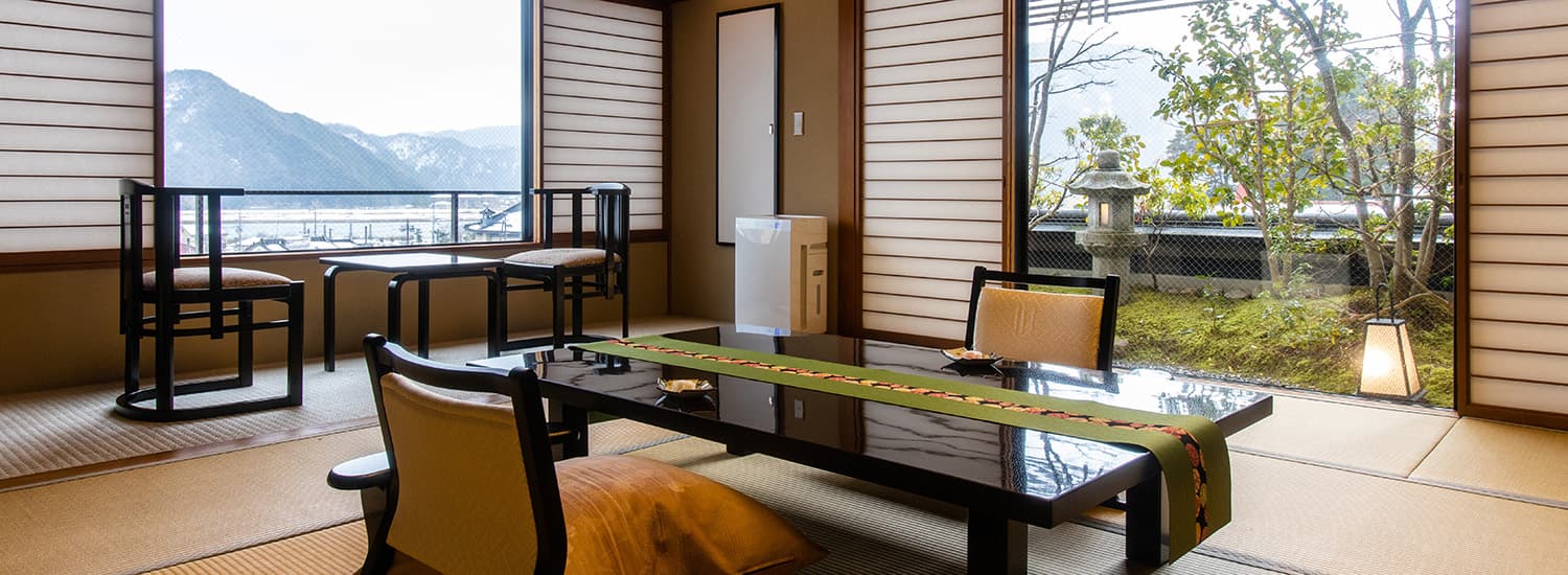 Tatami sitting room at Ryokufukaku with lacquer table and garden-facing windows