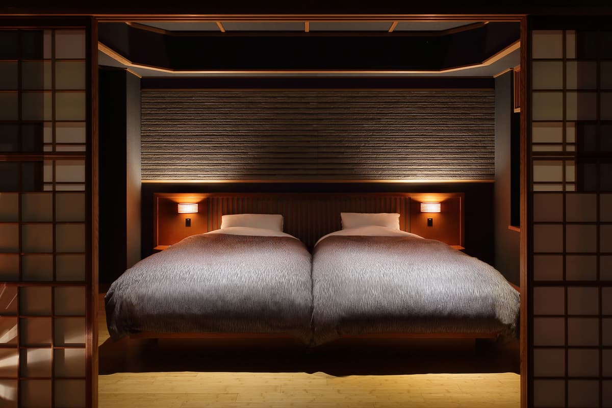 Bedroom with twin beds and recessed lighting