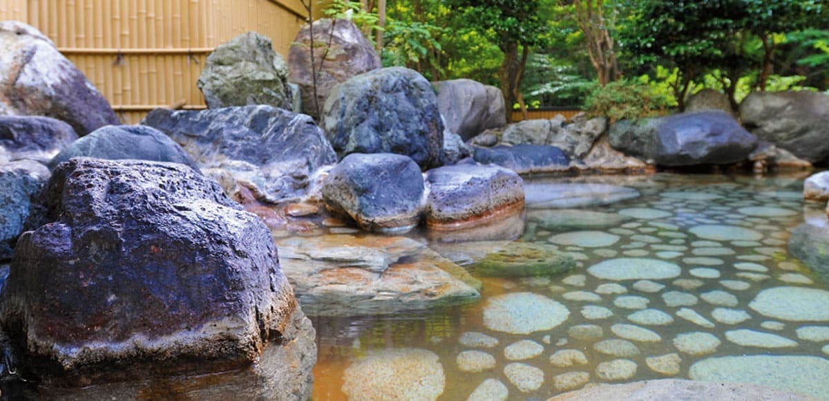 四万たむら 甌穴の庭園露天風呂 © shima-tamura.co.jp
