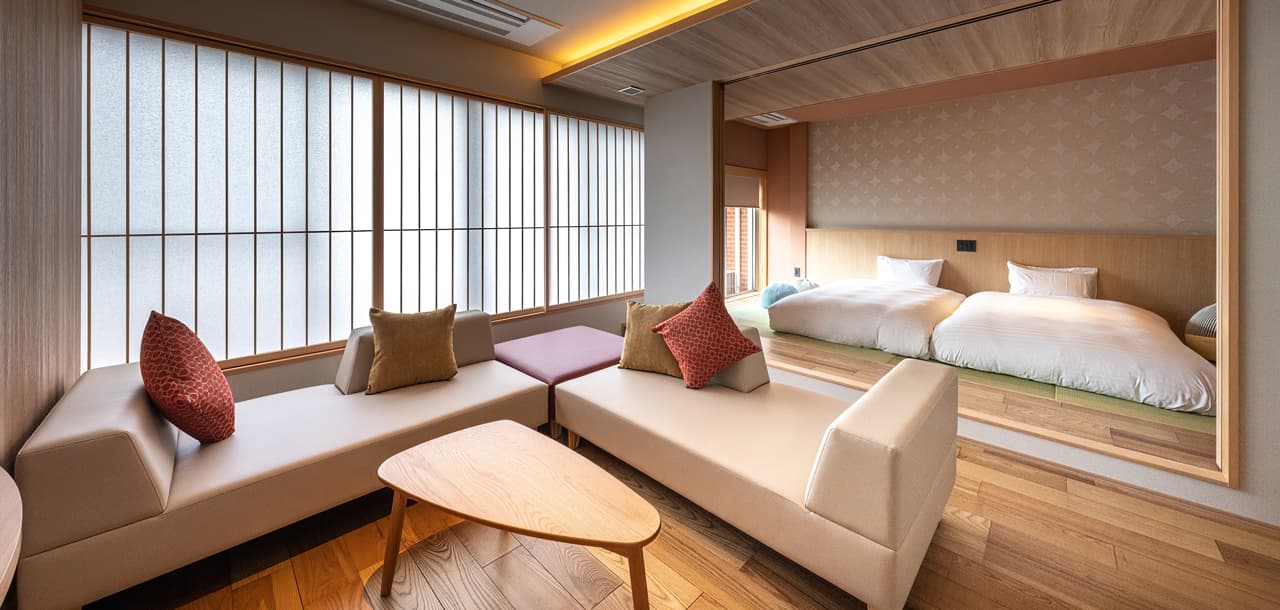 Japanese-Western style twin guest room at Taisenkaku with tatami platform and warm evening lighting