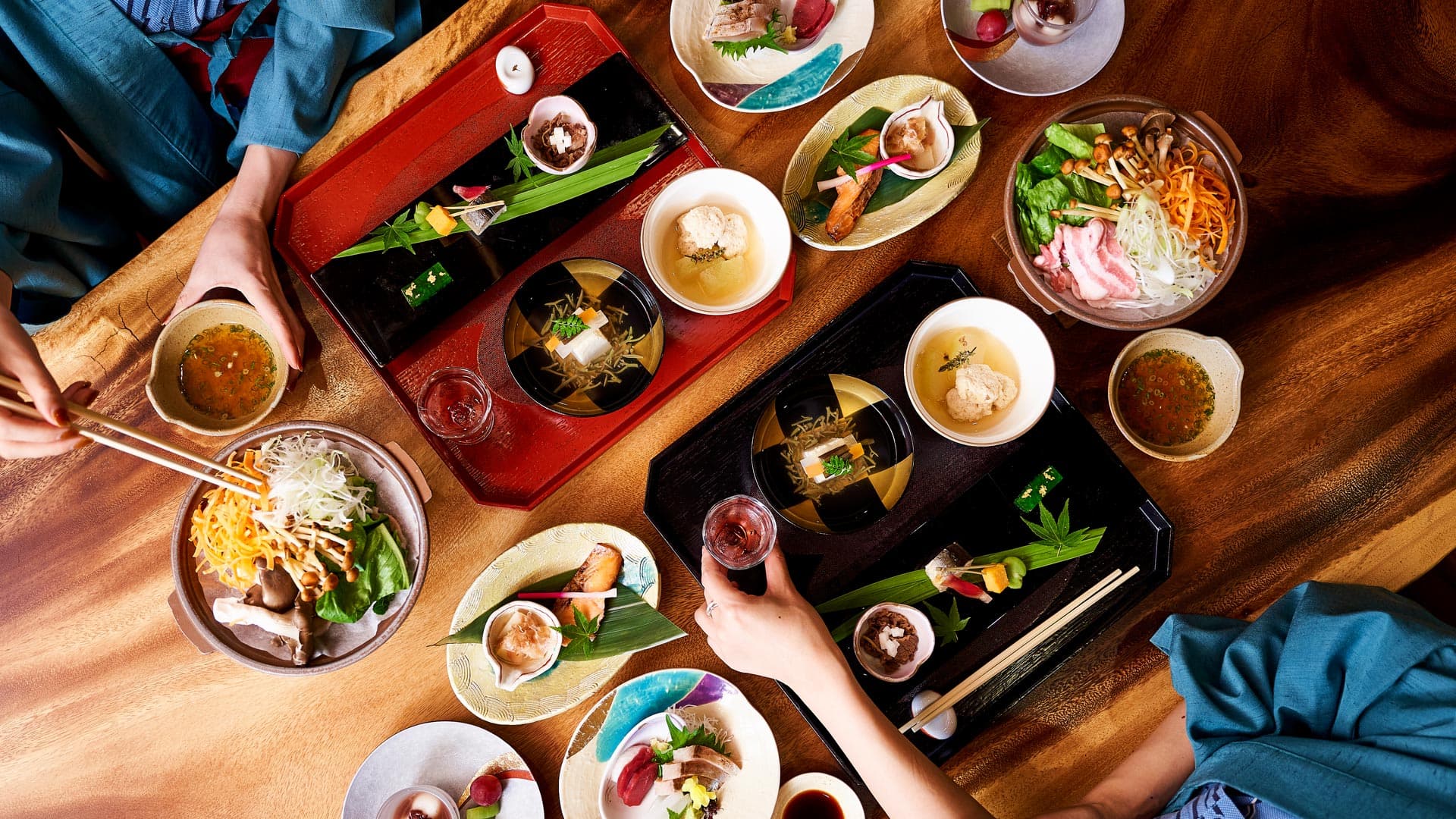 四万温泉 豊島屋 里山会席の夕食膳 © tosimaya.co.jp
