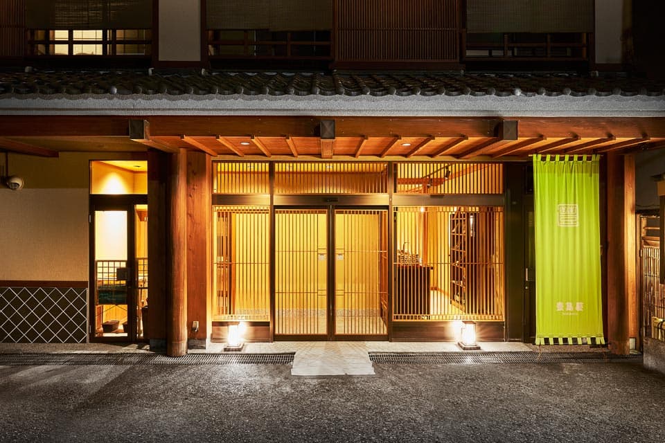 四万温泉 豊島屋 暖簾の掛かる夜の玄関外観 © tosimaya.co.jp