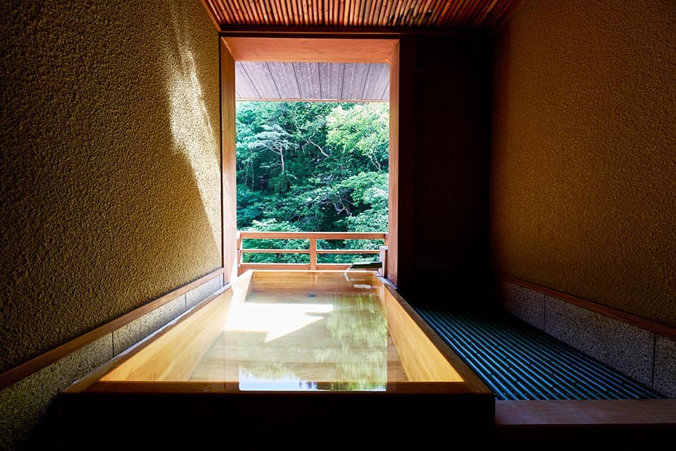 四万温泉 豊島屋 客室付き檜の露天風呂 © tosimaya.co.jp