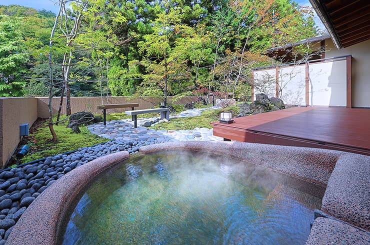 四万温泉 鹿覗きの湯 つるや 庭園露天風呂付和洋室「澄」 © tsuruya.net