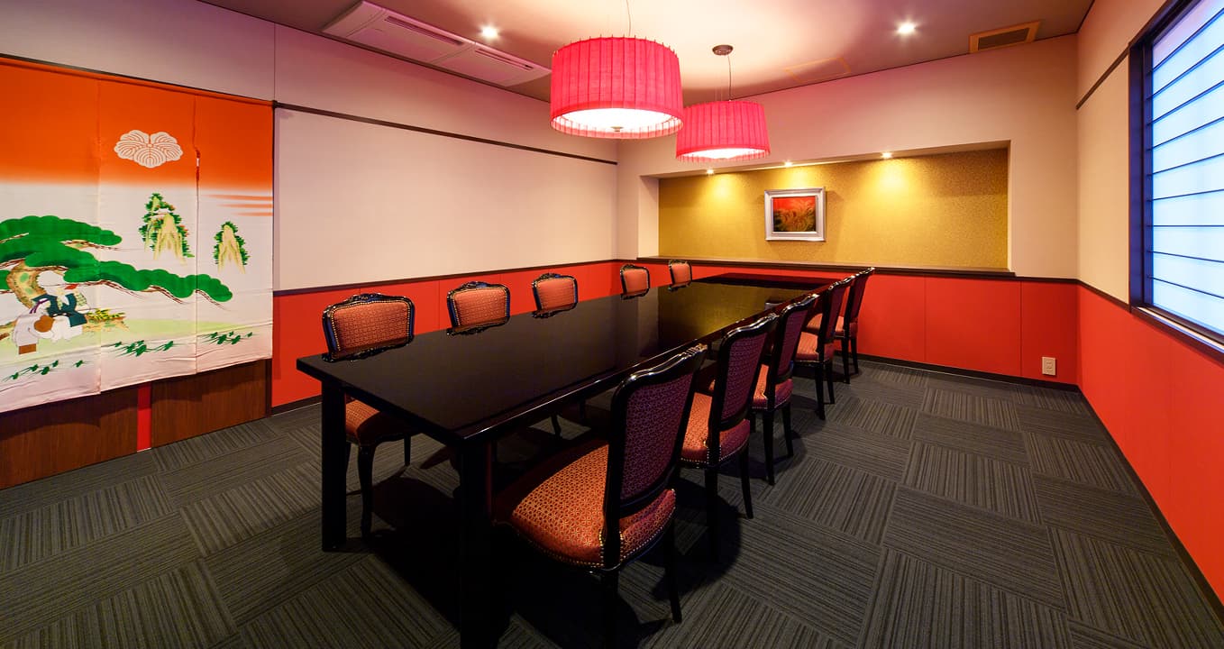 Intimate private dining room with vermilion accents and a Kaga-style folding screen at Ryokan Kanazawa Chaya