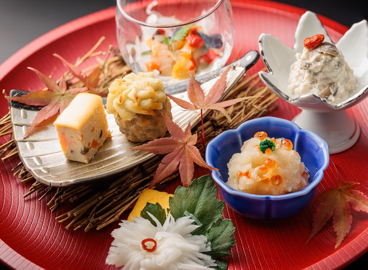 ホテル木暮 会席料理 前菜 紅葉あしらい © hotel-kogure.com
