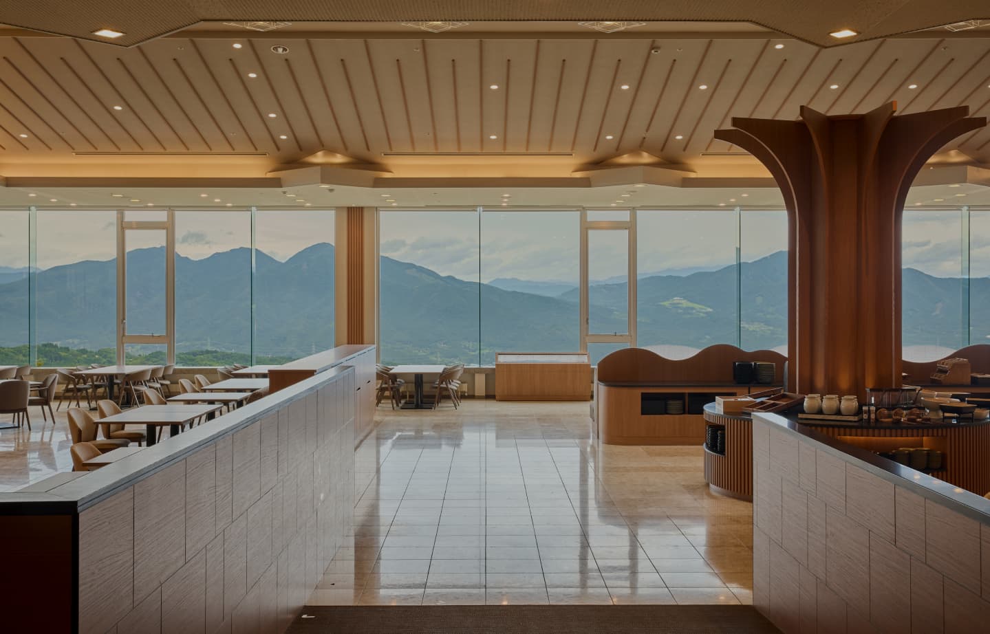 ホテル木暮 眺望ダイニング 山並みの窓 © hotel-kogure.com