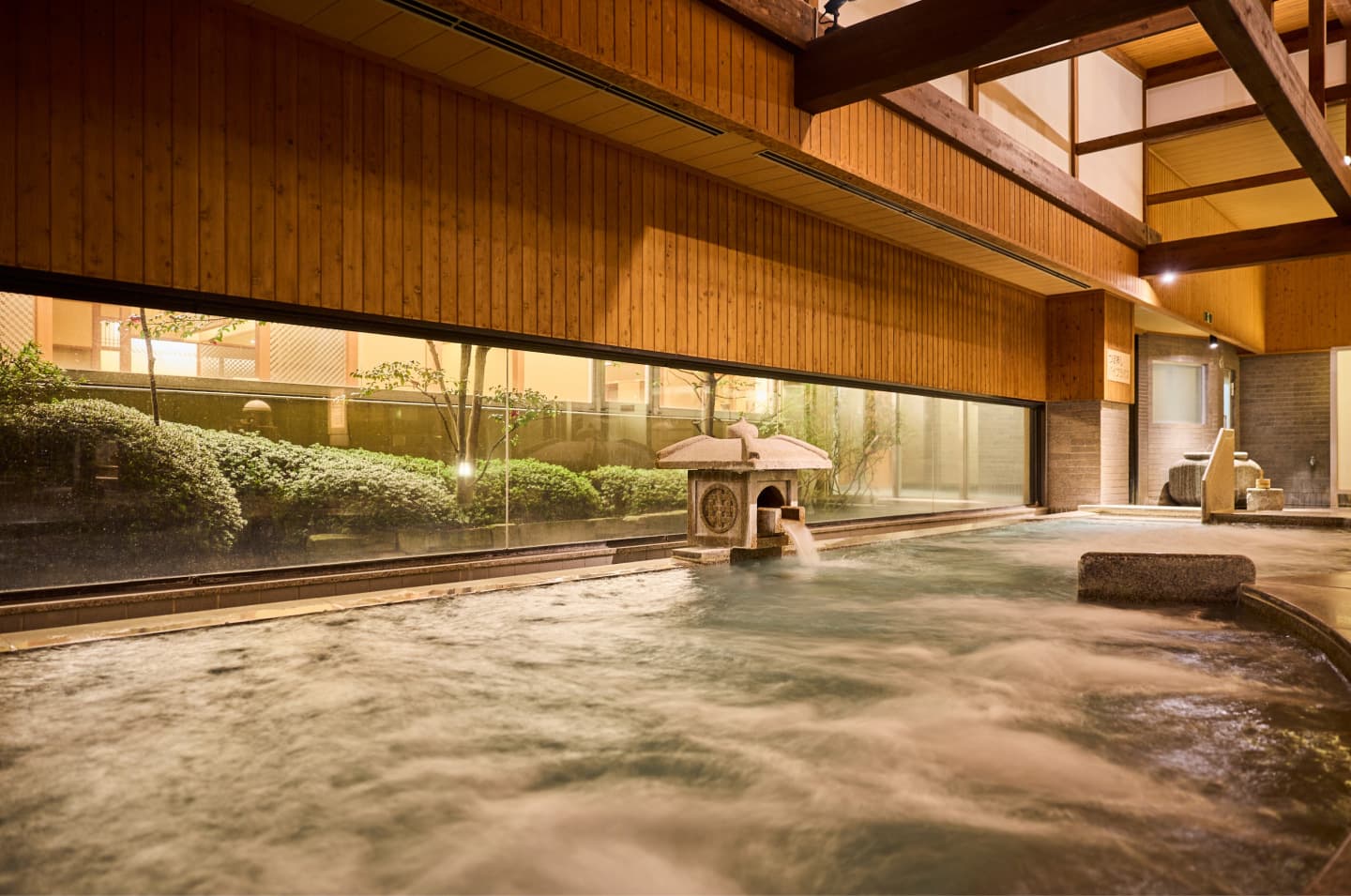ホテル木暮 大浴場 石灯籠と庭園 内湯 © hotel-kogure.com