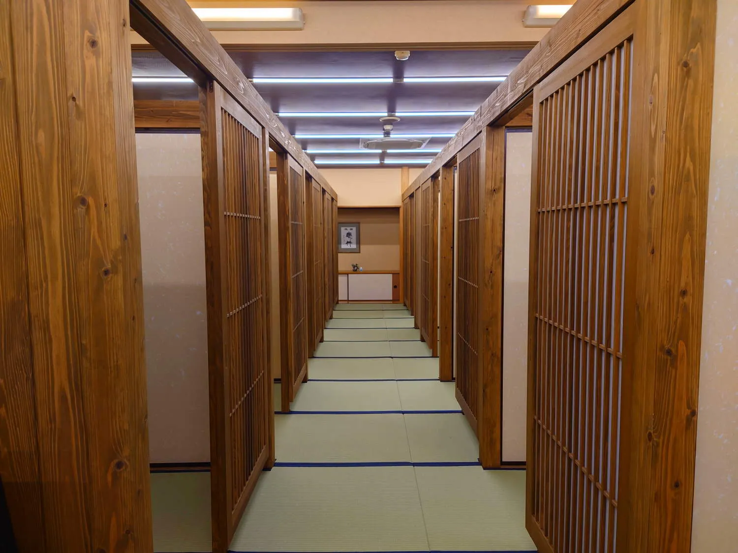 Private dining room (koshitsu) set for an evening kaiseki meal at Ichinoi