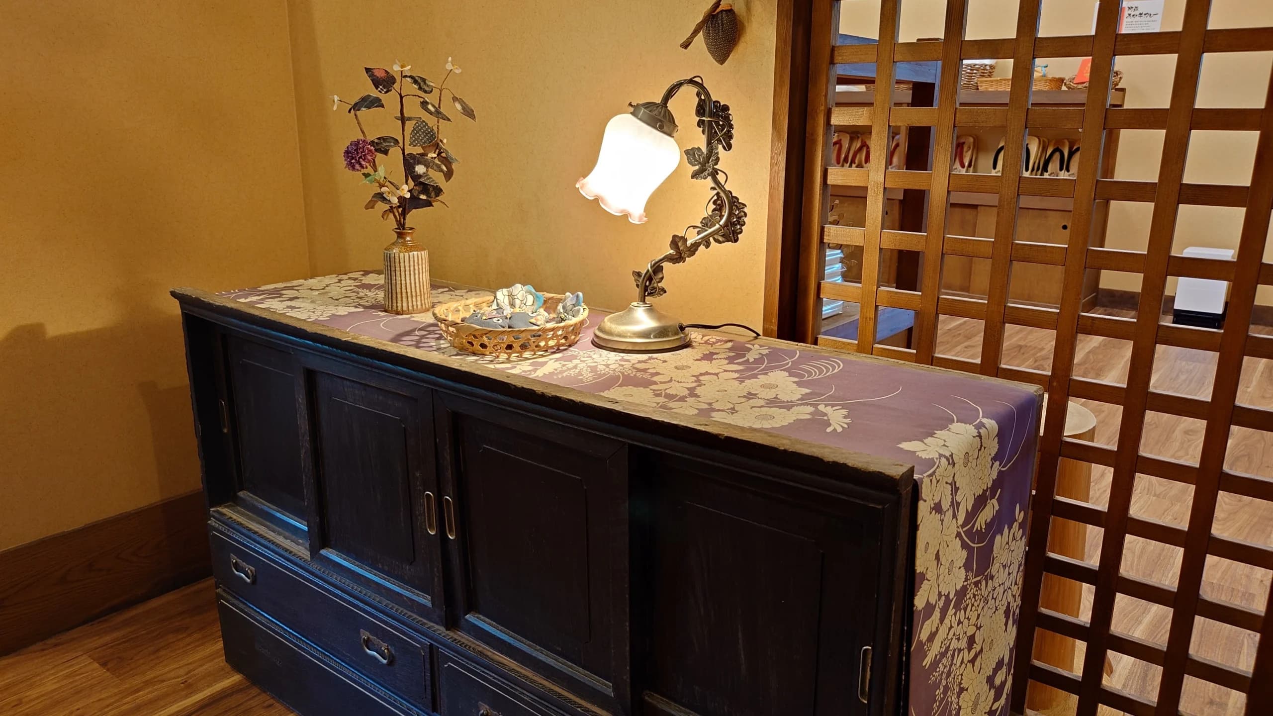 Interior guest-room detail showing tatami flooring and traditional joinery at Ichinoi