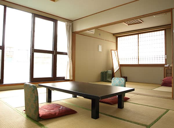 石坂旅館 和室客室（窓側） © ishizakaryokan.com