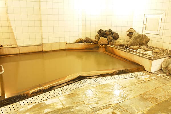 石坂旅館 黄金の湯 内湯（岩組み） © ishizakaryokan.com