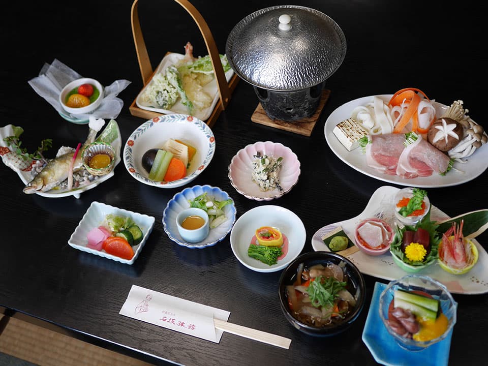 石坂旅館 会席料理膳（お造り・上州牛陶板） © ishizakaryokan.com