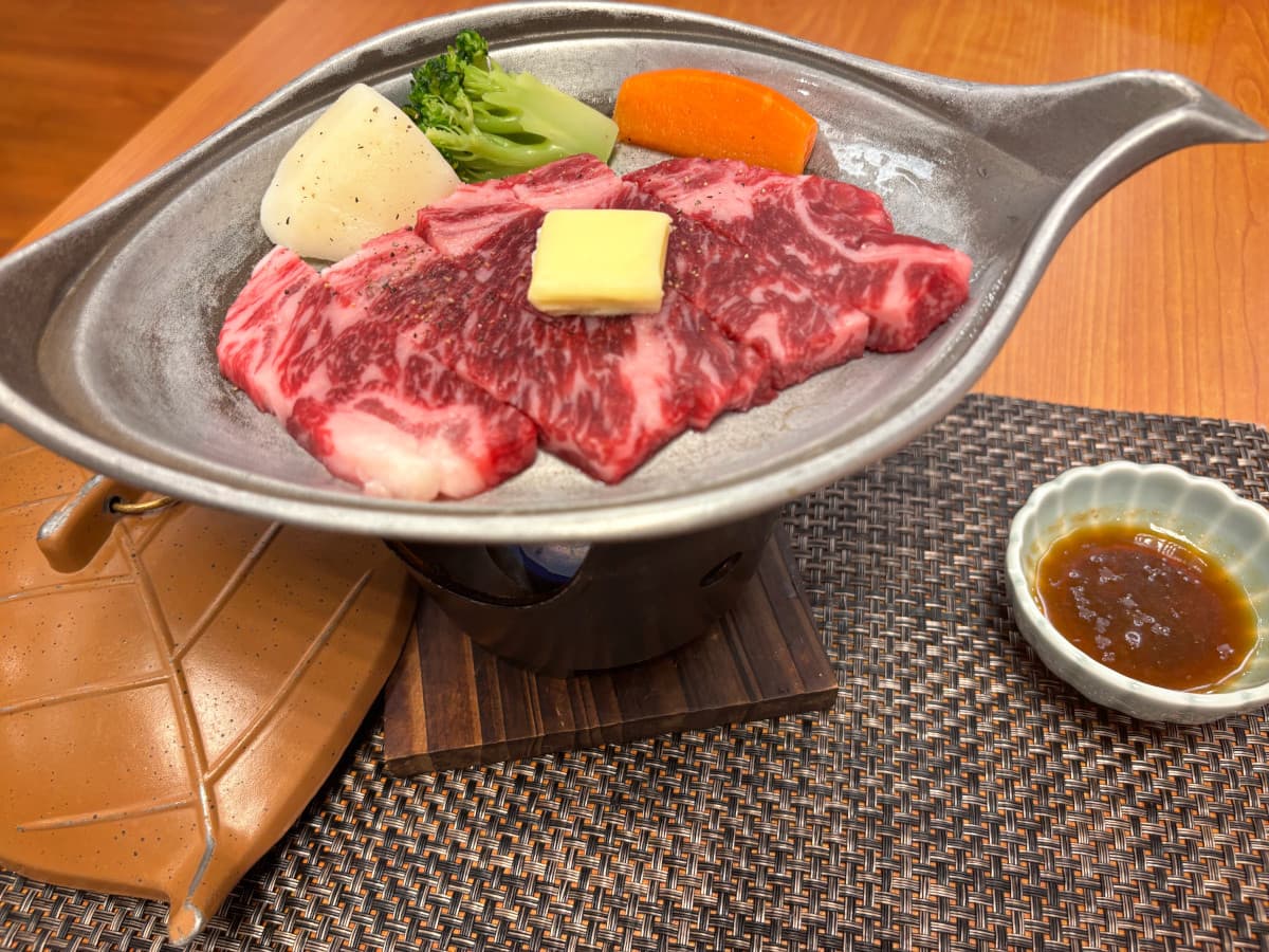金太夫 会席の陶板焼き（上州和牛） © itoenhotel.com