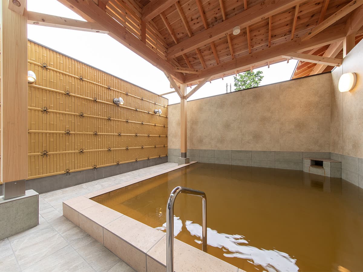 金太夫 黄金の湯 露天風呂（木屋根・湯気） © itoenhotel.com