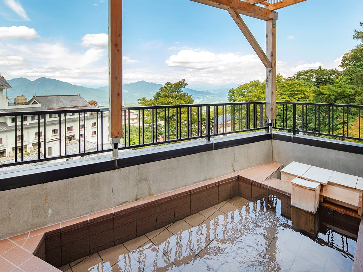 金太夫 眺望客室（バルコニー越しの榛名山） © itoenhotel.com