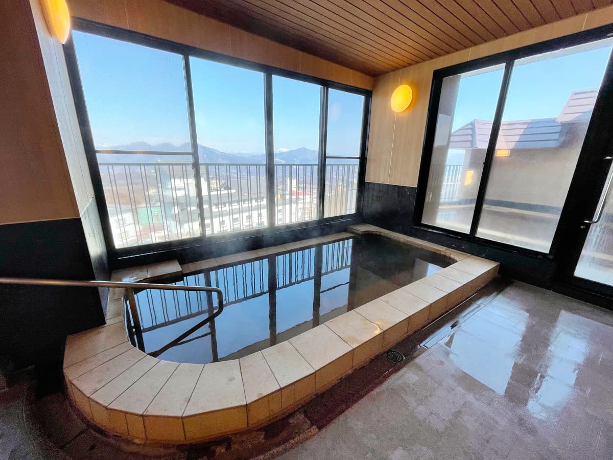 金太夫 内湯（榛名の山並みを望む大浴場・湯気） © itoenhotel.com