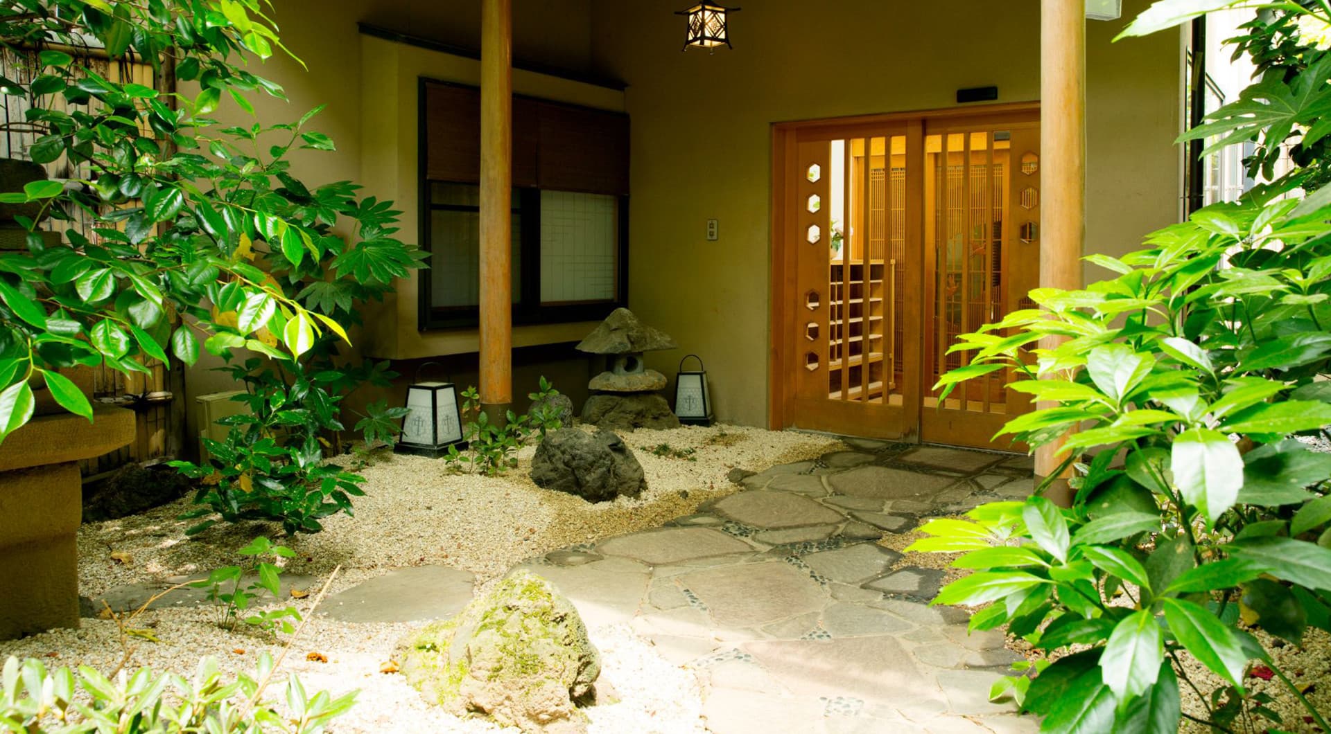 千明仁泉亭 玄関・坪庭のアプローチ © jinsentei.com