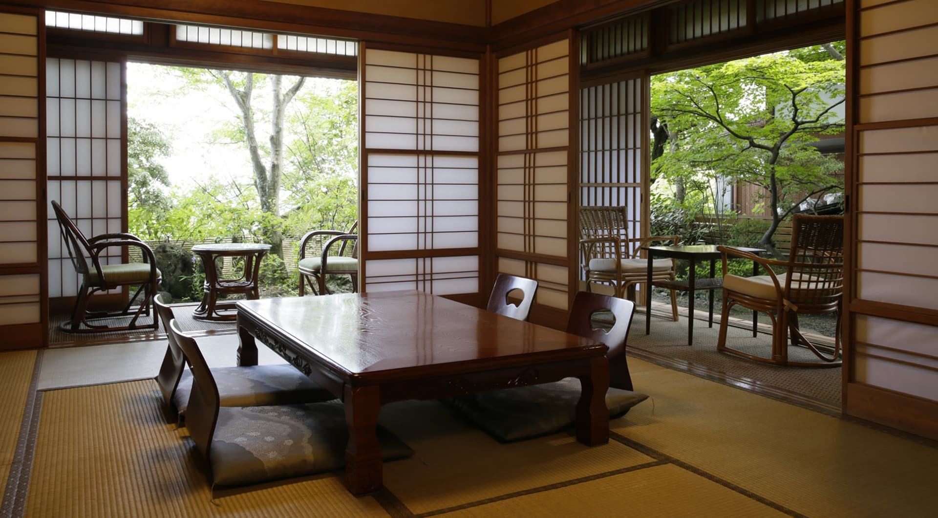 千明仁泉亭 庭園に面した和室 © jinsentei.com