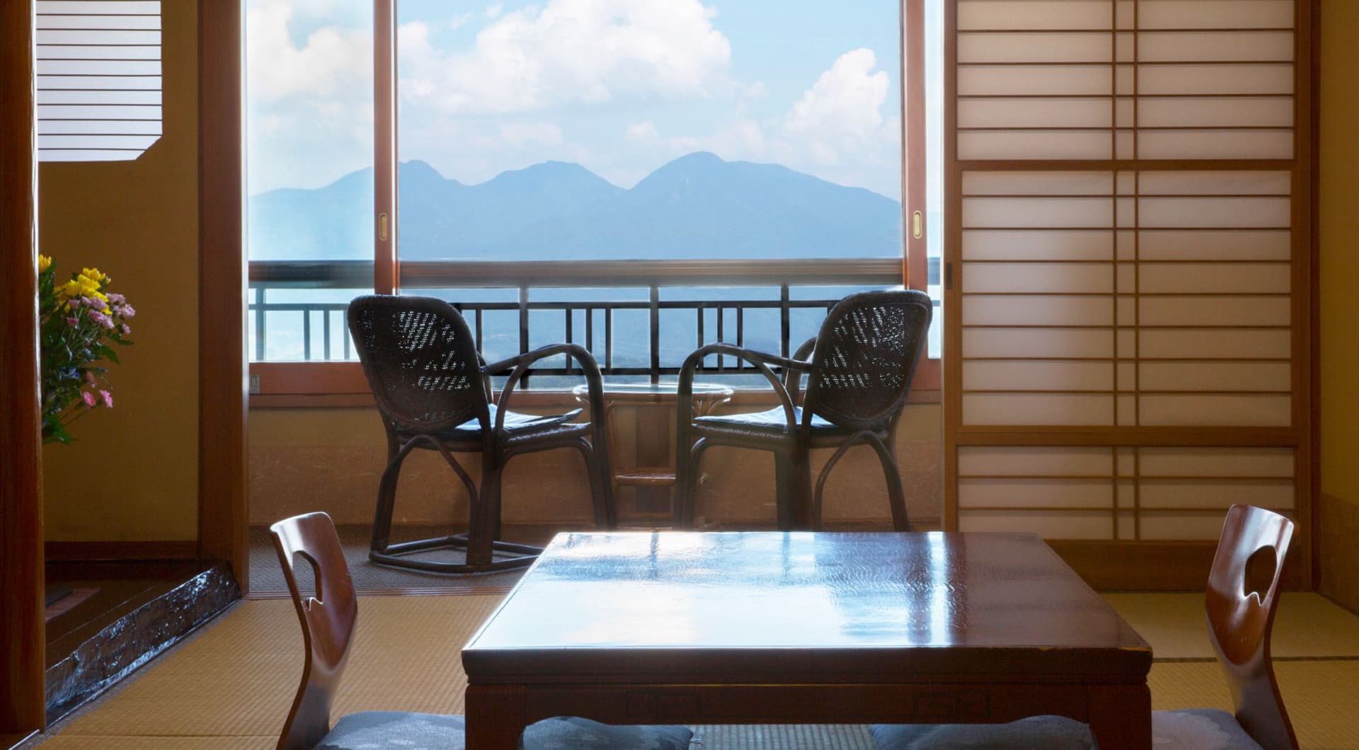 千明仁泉亭 山並みを望む和室 © jinsentei.com