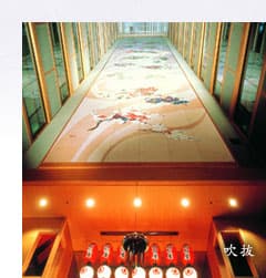 加賀屋 吹抜けのある館内 © kagaya.co.jp